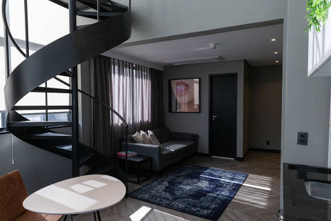 SÃO PAULO, SP, BRASIL, 20.05.2021: MERCADO IMOBILIÁRIO-PROPRIEDADES-STARTUP - Sala de um loft reformado da Vitacon, transformado pela Housi. O prédio passou por retrofit para adaptar as unidades para a startup. (Foto: Mathilde Missioneiro/Folhapress)